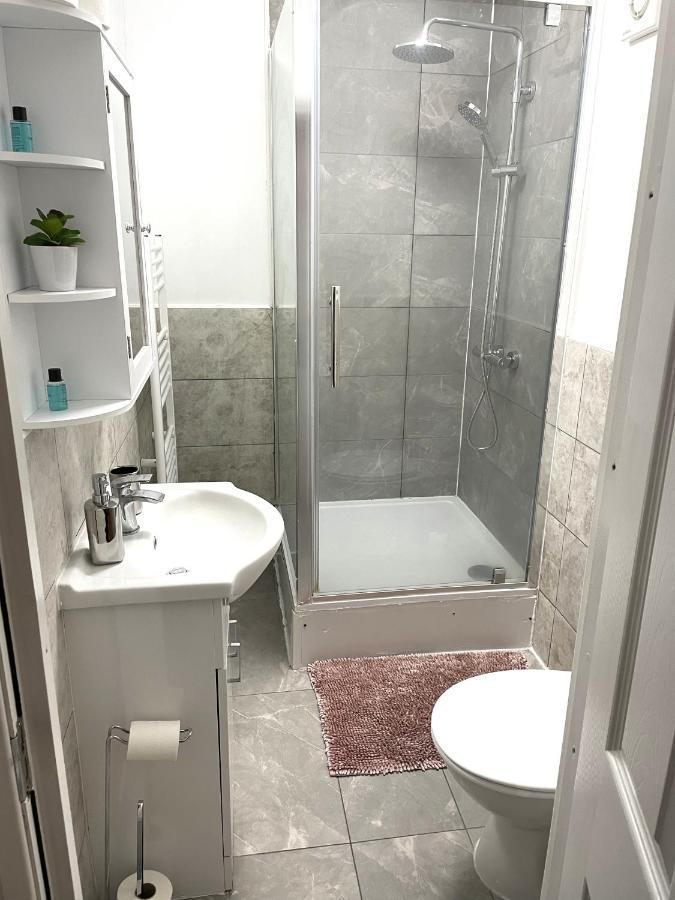 Supreme - 1 Bedroom Apart Sleeps 4 Short/Long Stay Gillingham  Eksteriør bilde