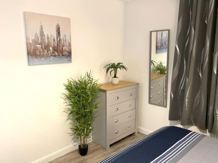 Supreme - 1 Bedroom Apart Sleeps 4 Short/Long Stay Gillingham  Eksteriør bilde